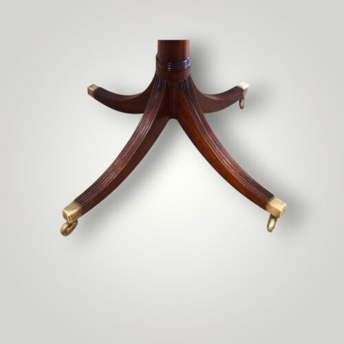 Early 20th-century Regency style dining table with 54cm removable central leaf.