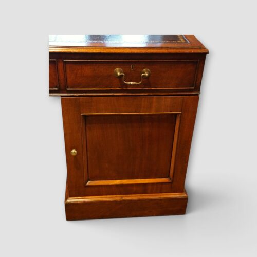 Rich mahogany finish on Georgian‑style desk
